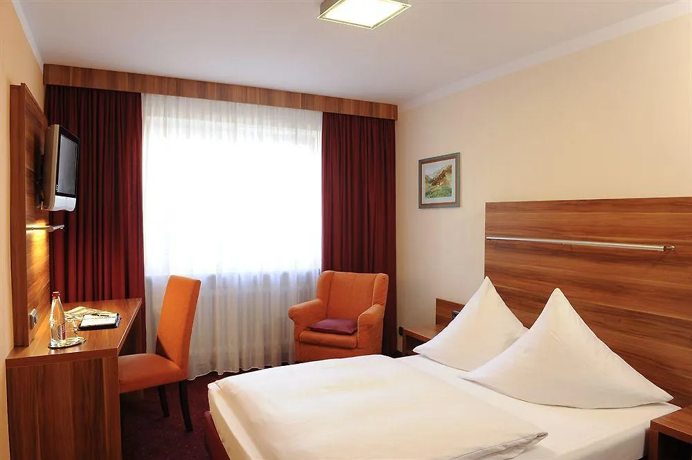 Hotel Isartor Munich 3*,